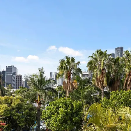 Bright 2br With Parking, Balcony & Wifi