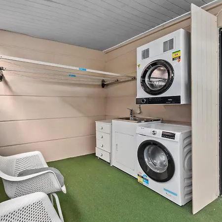 Apartment Spacious & Cozy 2br With Parking, Balcony & Wifi *
