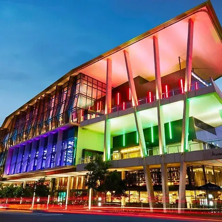 Southbank With Pool, Sauna & Parking *