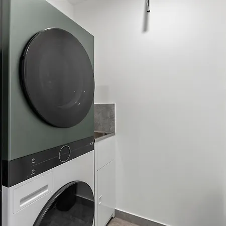 Luxe 3br With Stunning Views, Parking And Pool Brisbane