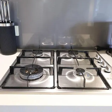 Bulimba Apartment - Ferry Access - Near Oxford St - Sleeps 8 - Baby & Work Ready Apartment *