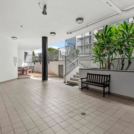 Bright With River View, Pool, Gym & Balcony Brisbane