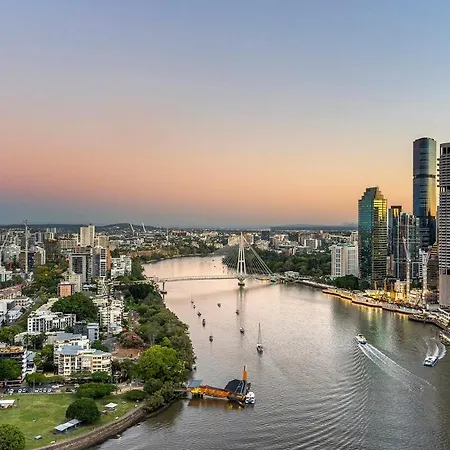Penthouse Style - Story Bridge Views - Sleeps 8 - Baby Friendly Apartment Brisbane