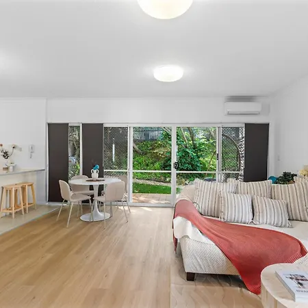 2br 2ba Indooroopilly-walk To Shops & Bus
