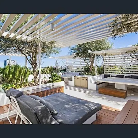 Apartment Modern 2br And Pool With South Square