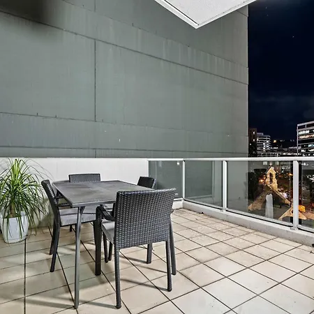 Apartment Stylish 2 Bed 2 Bath Balcony Parking Pool & Gym *