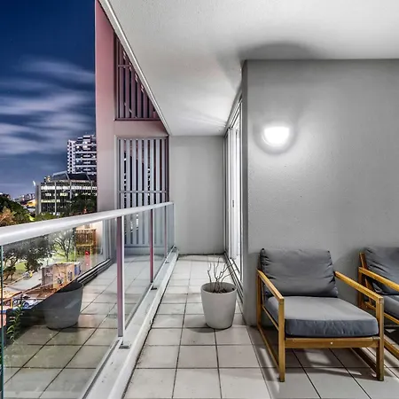 Stylish 2 Bed 2 Bath Balcony Parking Pool & Gym * Brisbane
