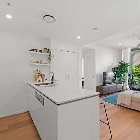 Luxury 2 Bed 2 Bath Parking Pool Gym & Sauna Brisbane