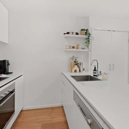 Luxury 2 Bed 2 Bath Parking Pool Gym & Sauna *