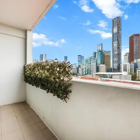 Entire Unit - 2 Pools - Sauna - Park - Cbd Views - Baby Ready