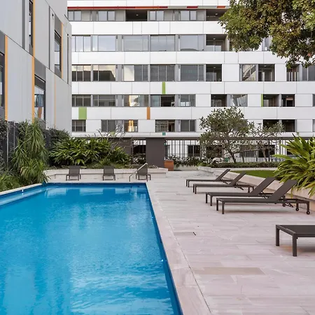 St With Story Bridge Views, Pool & Free Parking Apartment