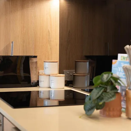 Inspired Serenity With River Views, Fast Wifi, Carpark, Gym, Rooftop Pool Apartment
