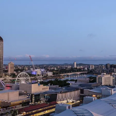 Urban Escape: Great Location W/ Cityscape Apartment *