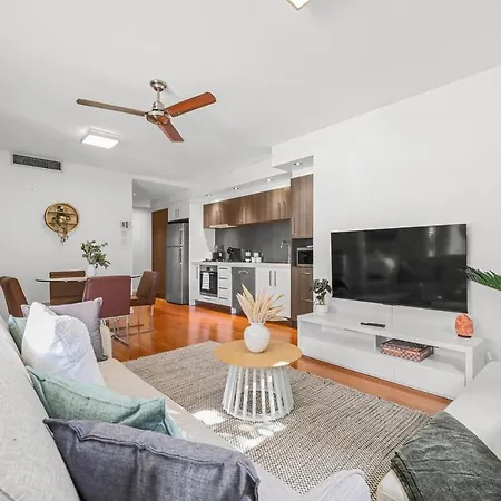 Bulimba Apartment - Ferry Access - Near Oxford St - Sleeps 8 - Baby & Work Ready *