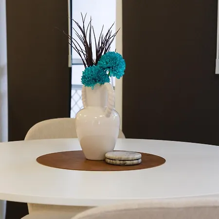 2br 2ba Indooroopilly-walk To Shops & Bus Apartment