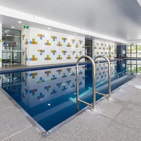Skyline Elegance 2bdr Pool Gym Sauna Parking