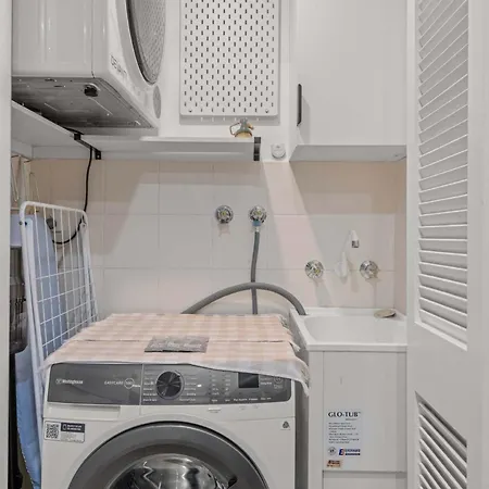 The Mews Bowen Hills - Spacious 3-bedroom With Pool & Parking Apartment
