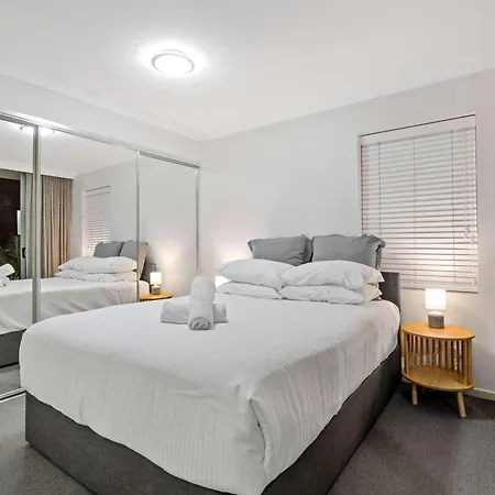 Stylish 2 Bed 2 Bath Balcony Parking Pool & Gym * Brisbane