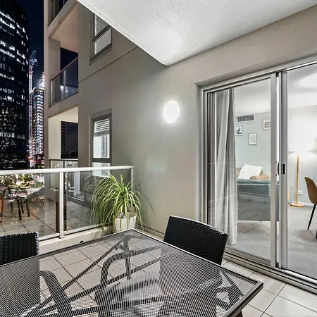 Stylish 2 Bed 2 Bath Balcony Parking Pool & Gym Apartment Brisbane