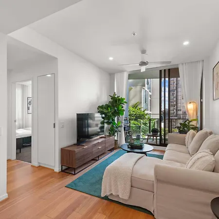 Luxury 2 Bed 2 Bath Parking Pool Gym & Sauna Apartment *