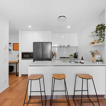 Luxury 2 Bed 2 Bath Parking Pool Gym & Sauna Apartment *