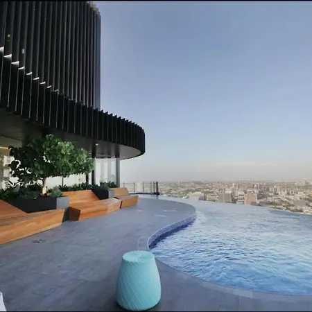 Inspired Serenity With River Views, Fast Wifi, Carpark, Gym, Rooftop Pool *