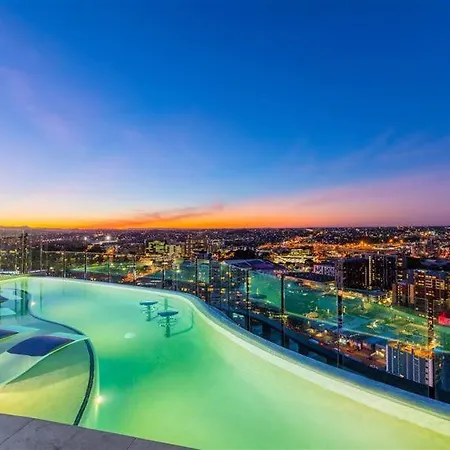 Rooftop Infinity Pool Heated Pool, Gym, Free Parking & *