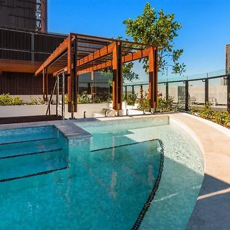 Apartment Rooftop Infinity Pool Heated Pool, Gym, Free Parking &