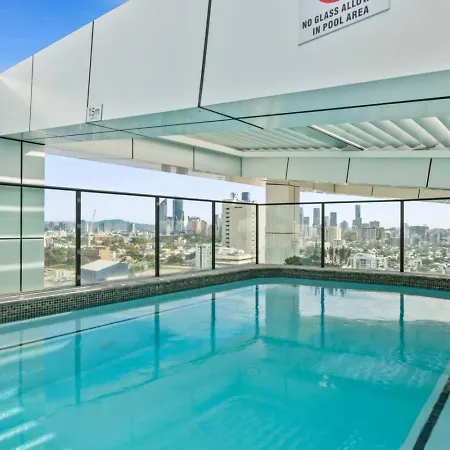 Walk To The Gabba With Rooftop Pool & Secure Carpark With Beautiful Views Apartment