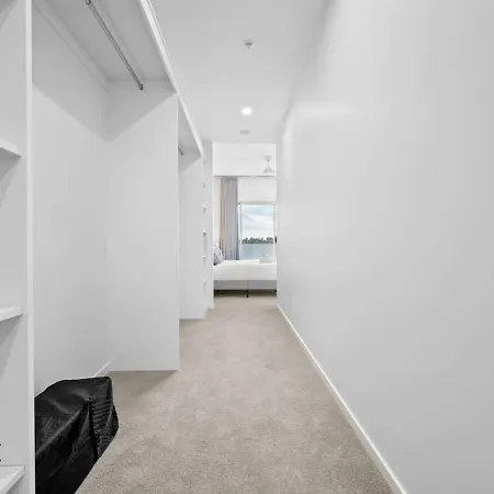 Apartment Across From Train And Bus Station Pool Gym And View