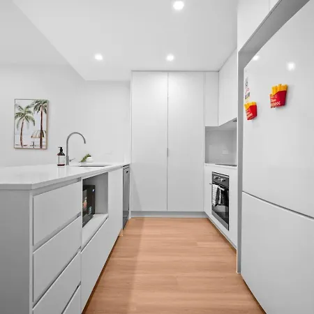 Apartment Across From Train And Bus Station Pool Gym And View
