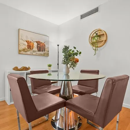 Bulimba Apartment - Ferry Access - Near Oxford St - Sleeps 8 - Baby & Work Ready Apartment *