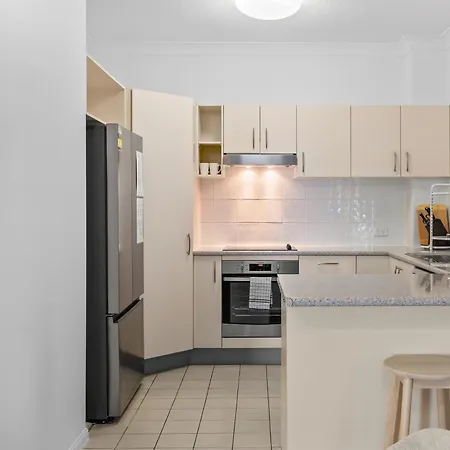 2br 2ba Indooroopilly-walk To Shops & Bus Apartment