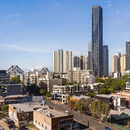 2br In Fv Flatiron | Pool, Gym, Train Apartment *