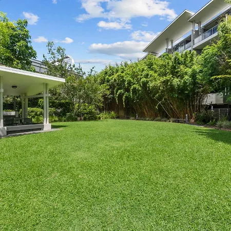 Apartment The Mews Bowen Hills - Spacious 3-bedroom With Pool & Parking