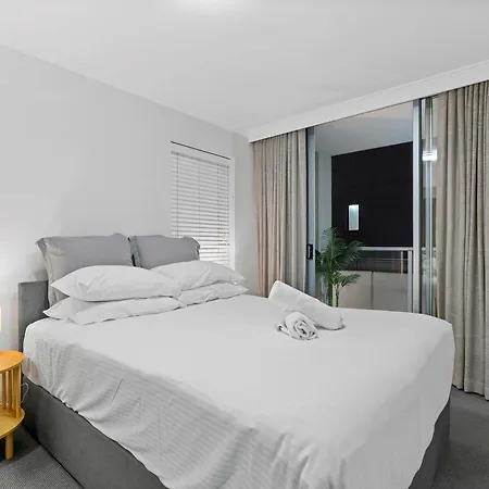 Apartment Stylish 2 Bed 2 Bath Balcony Parking Pool & Gym Brisbane