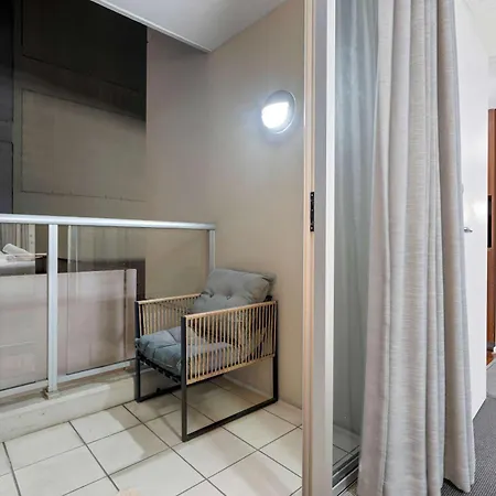 Apartment Stylish 2 Bed 2 Bath Balcony Parking Pool & Gym Brisbane