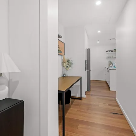 Luxury 2 Bed 2 Bath Parking Pool Gym & Sauna Apartment *