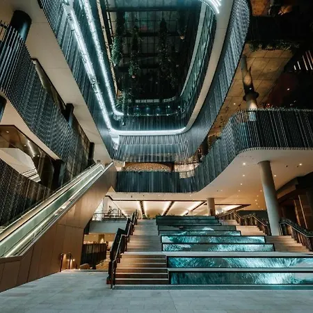 Lvl72 Breathtaking Views With Parking, Pool & Gym Apartment