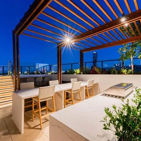 Apartment Rooftop Infinity Pool Heated Pool, Gym, Free Parking &