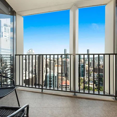 Apartment Inspired Serenity With River Views, Fast Wifi, Carpark, Gym, Rooftop Pool *