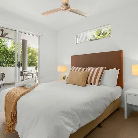 Apartment Bulimba Apartment - Ferry Access - Near Oxford St - Sleeps 8 - Baby & Work Ready Brisbane