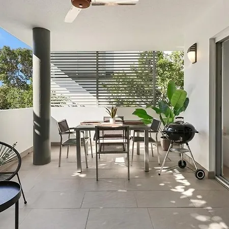 Apartment Bulimba Apartment - Ferry Access - Near Oxford St - Sleeps 8 - Baby & Work Ready Brisbane