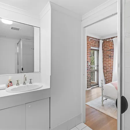 2br 2ba Indooroopilly-walk To Shops & Bus