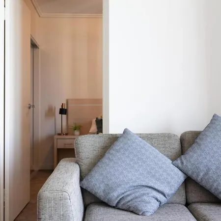 Chic 1br Retreat Heart Of Pool&gym Views