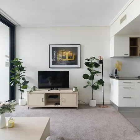 Chic 1br Retreat Heart Of Pool&gym Views Apartment