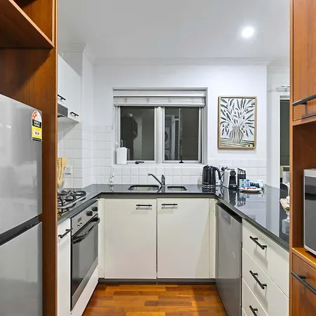 Apartment Stylish 2 Bed 2 Bath Balcony Parking Pool & Gym Brisbane