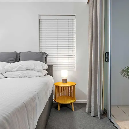 Stylish 2 Bed 2 Bath Balcony Parking Pool & Gym Apartment