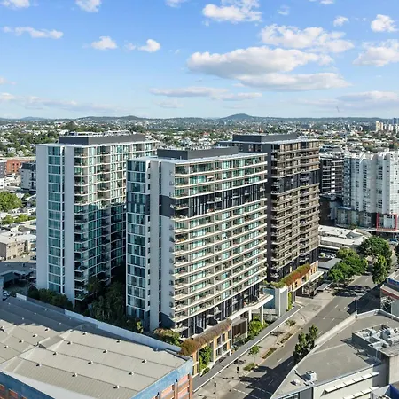 Luxury 2 Bed 2 Bath Parking Pool Gym & Sauna Apartment *