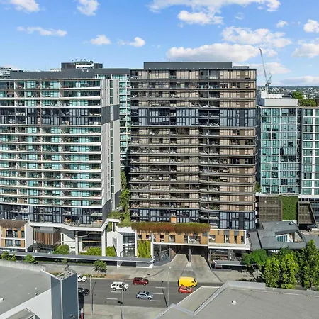 Luxury 2 Bed 2 Bath Parking Pool Gym & Sauna Apartment *